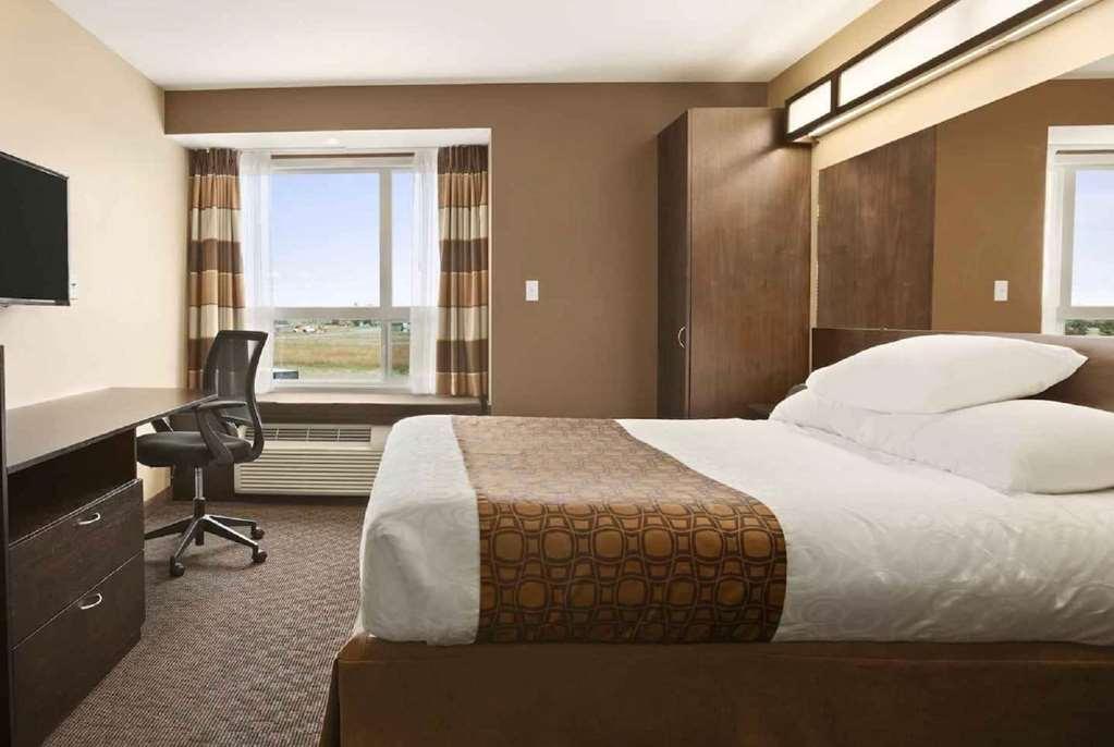 Microtel Inn & Suites By Wyndham Blackfalds Номер фото