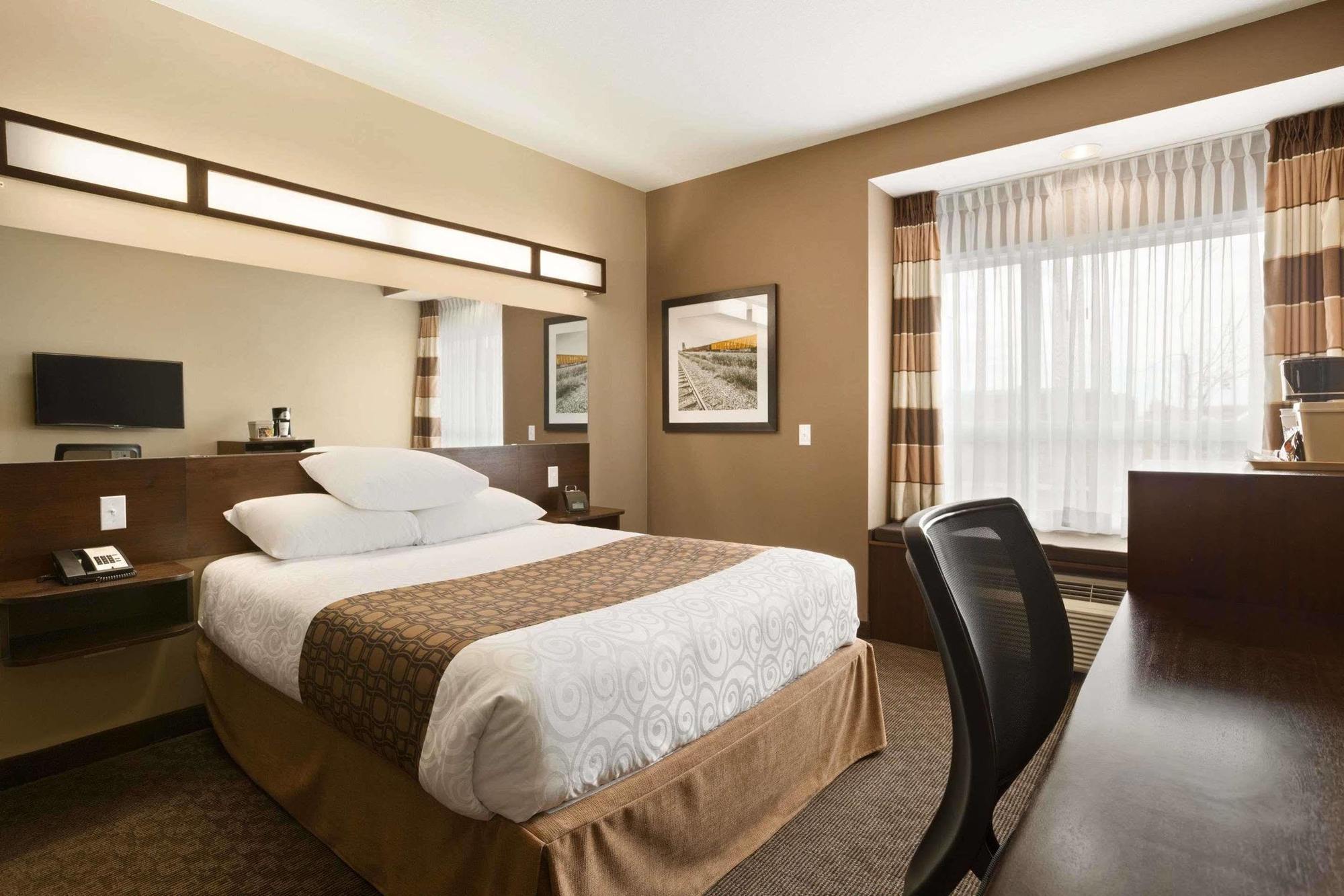 Microtel Inn & Suites By Wyndham Blackfalds Екстер'єр фото