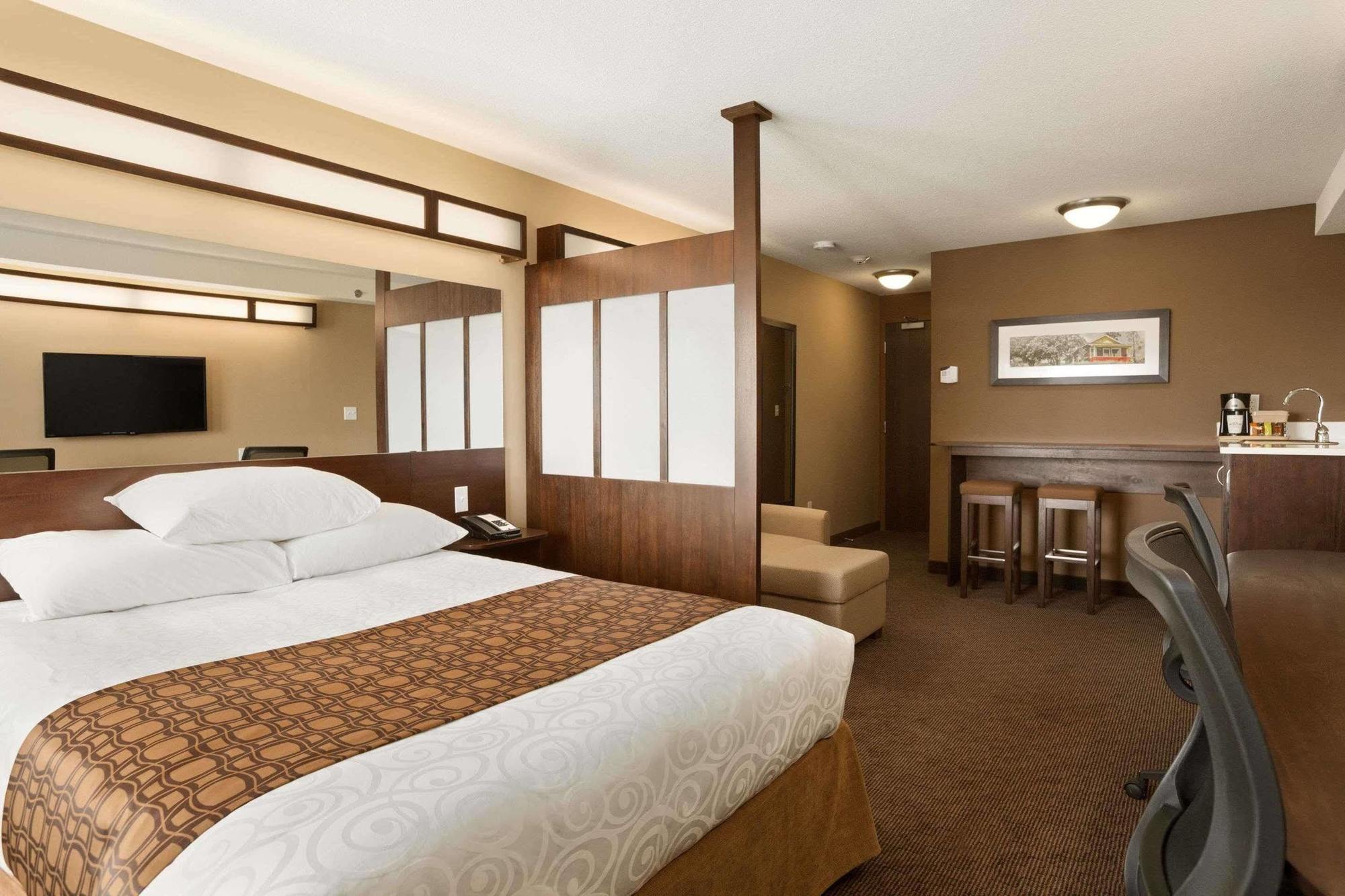 Microtel Inn & Suites By Wyndham Blackfalds Екстер'єр фото